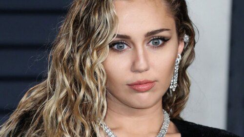 Miley Cyrus estrena corte de cabello hecho por su mamá