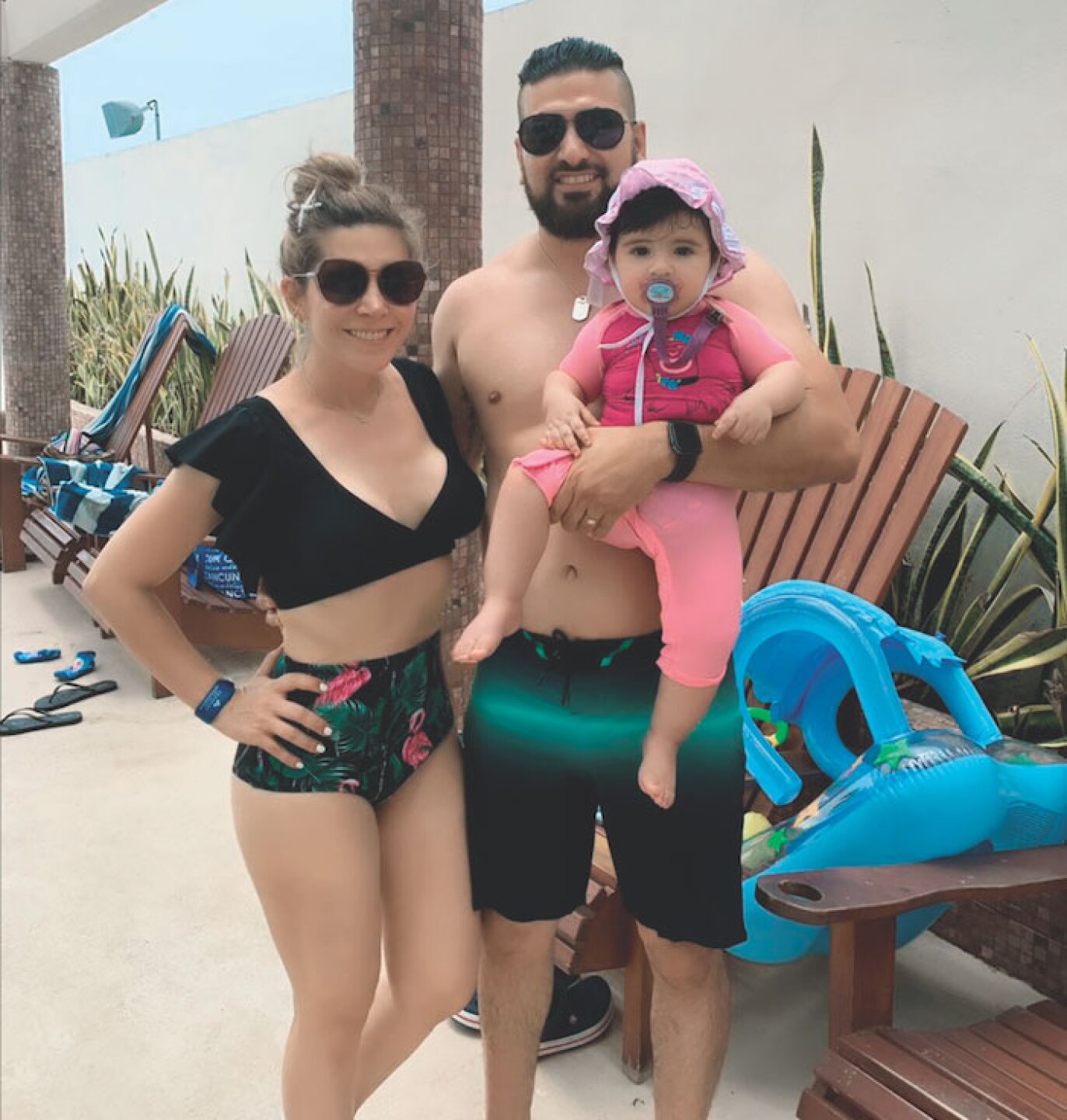 Como familia feliz vimos de vacaciones a Karla Panini y su esposo con sus hijos