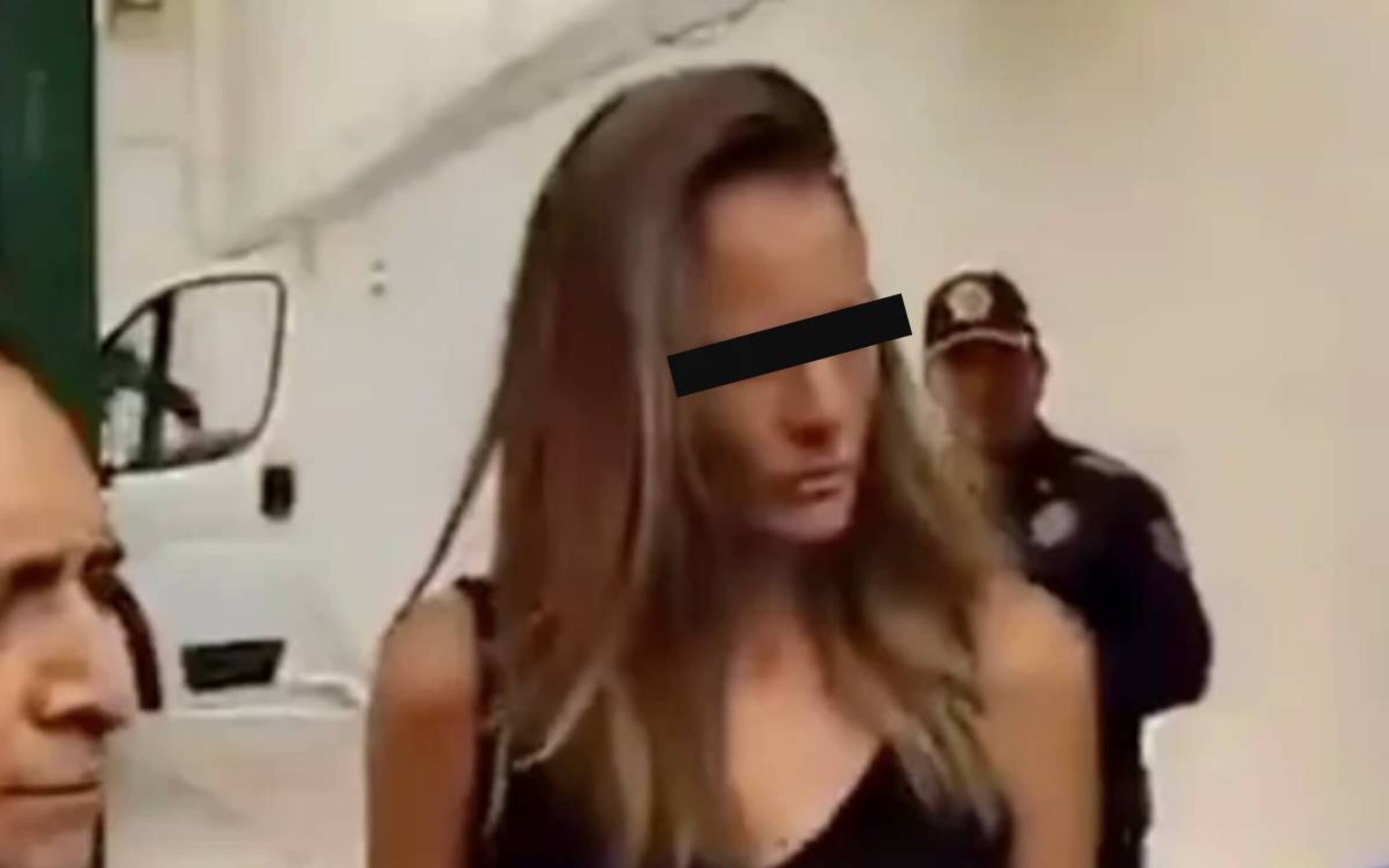 Lady racista se reencuentra con el oficial que agredió