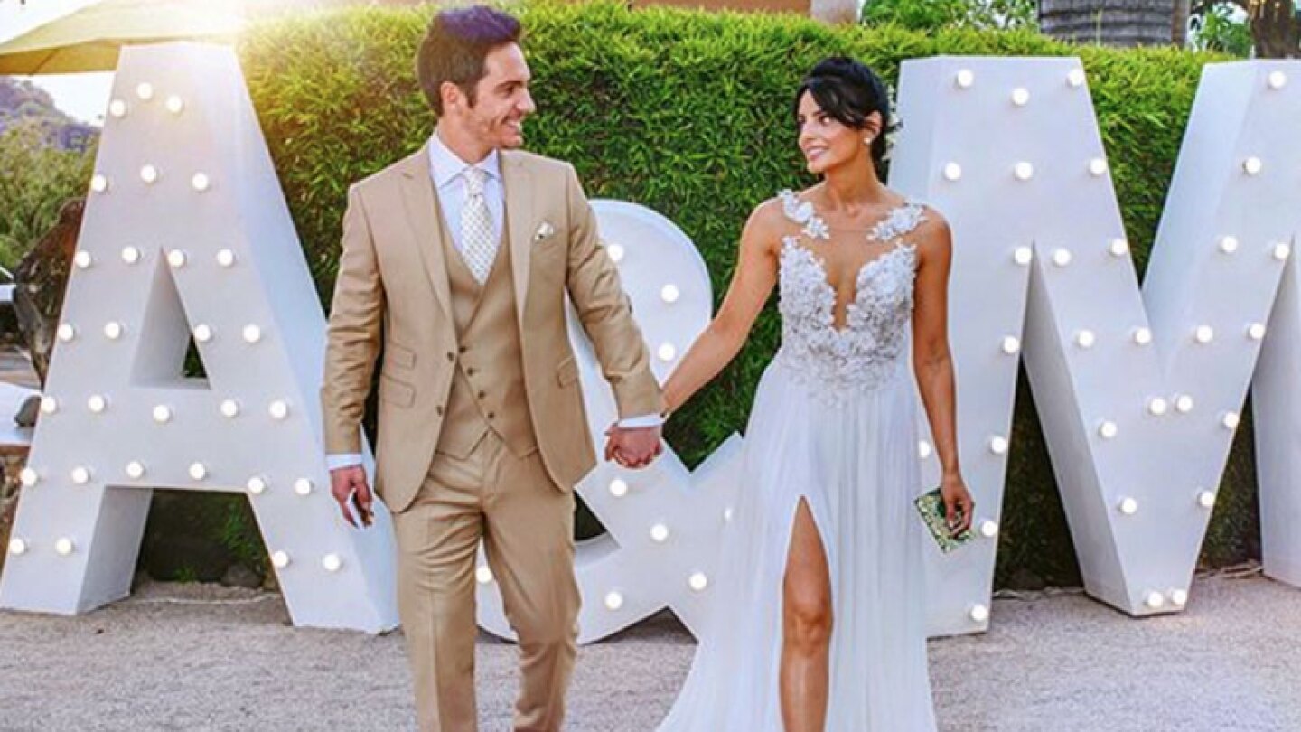 Aislinn Derbez celebra aniversario de bodas