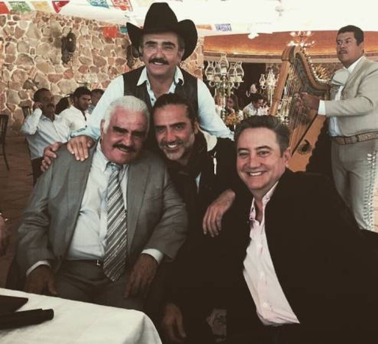 Vicente Fernández y sus hijos