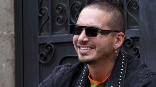 J Balvin es objeto de burlas tras ser atacado por una vaca.