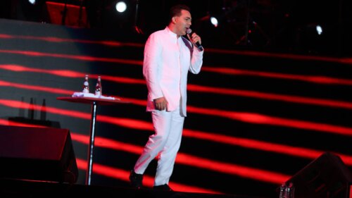 El cantante interpretó los temas de su más reciente disco.