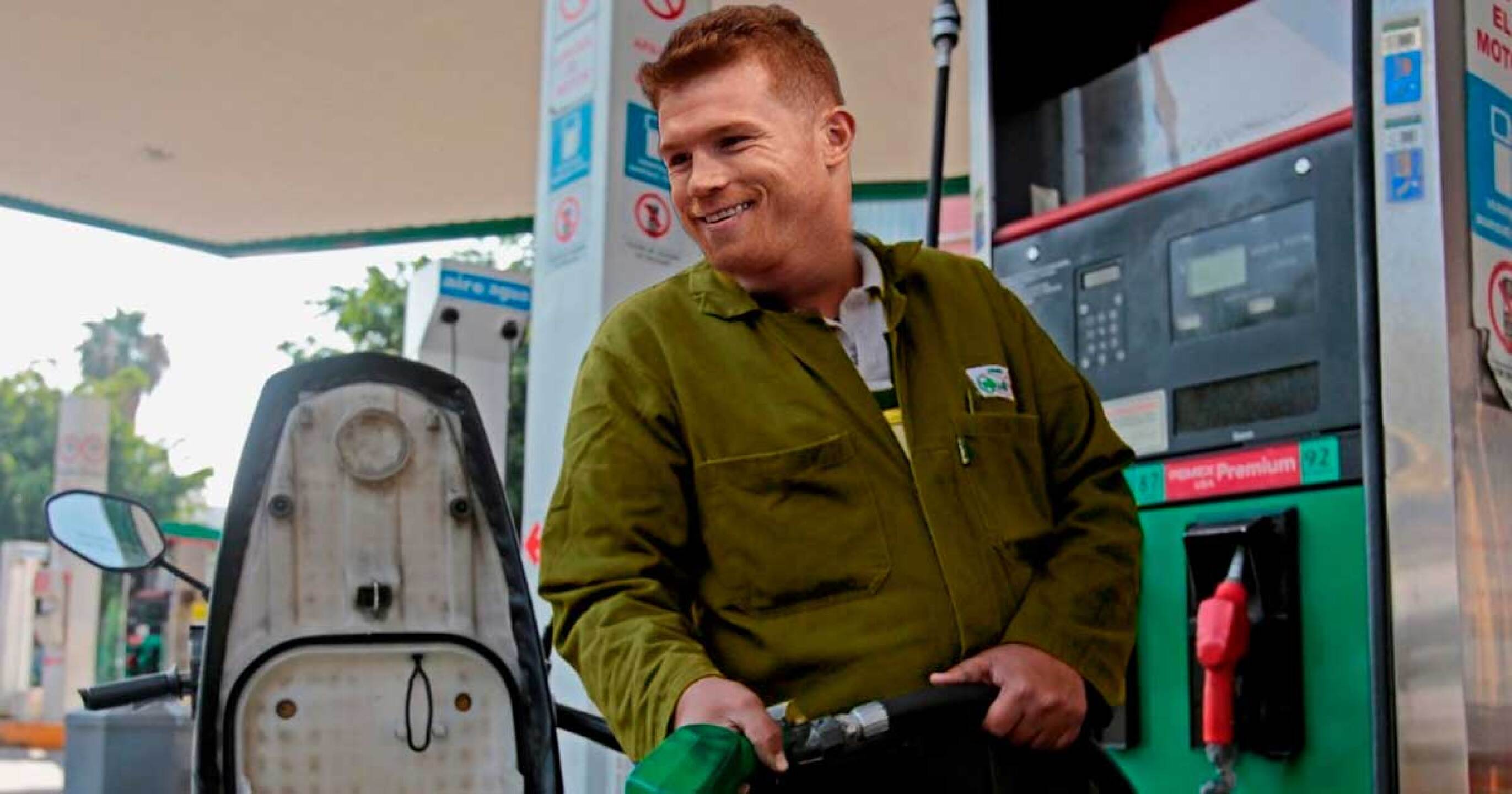 Saúl “Canelo” Álvarez cargando gasolina