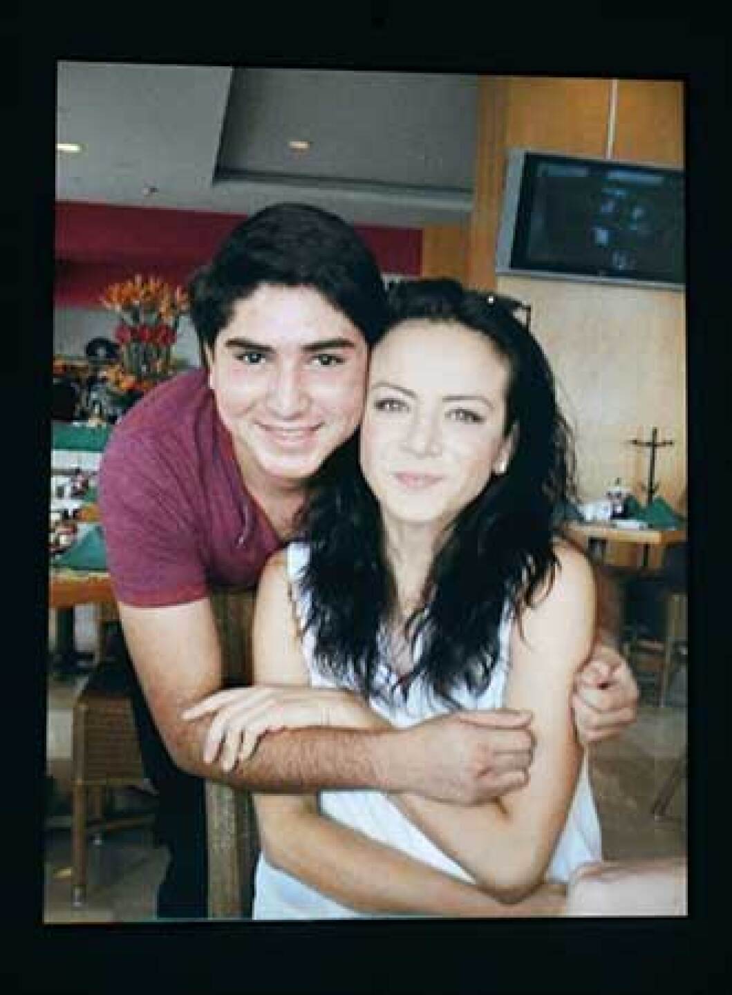 La actriz sí ha tenido convivencia con uno de sus medios hermanos