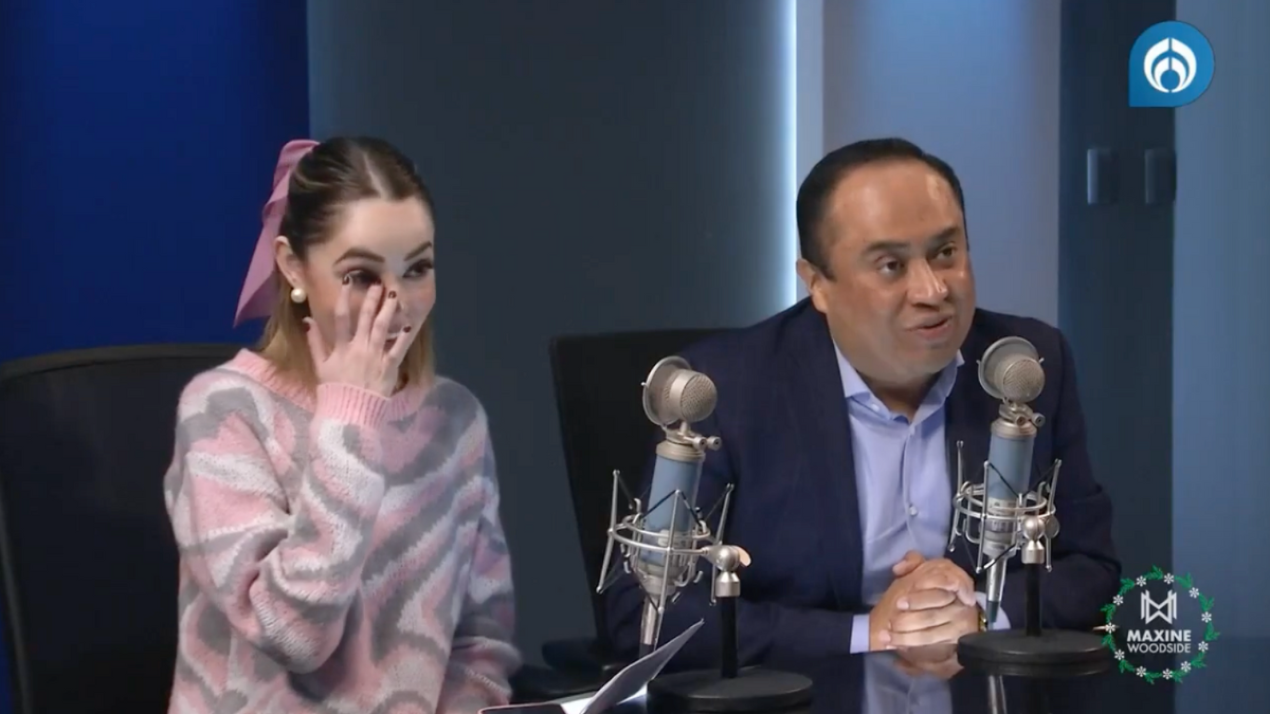 Maxine Woodside sorprende a miembro de su equipo