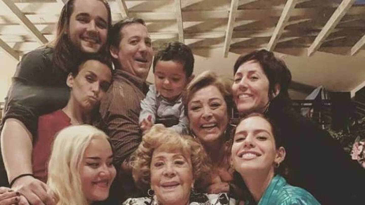 Revelan que Silvia Pinal cenará con su familia a distancia