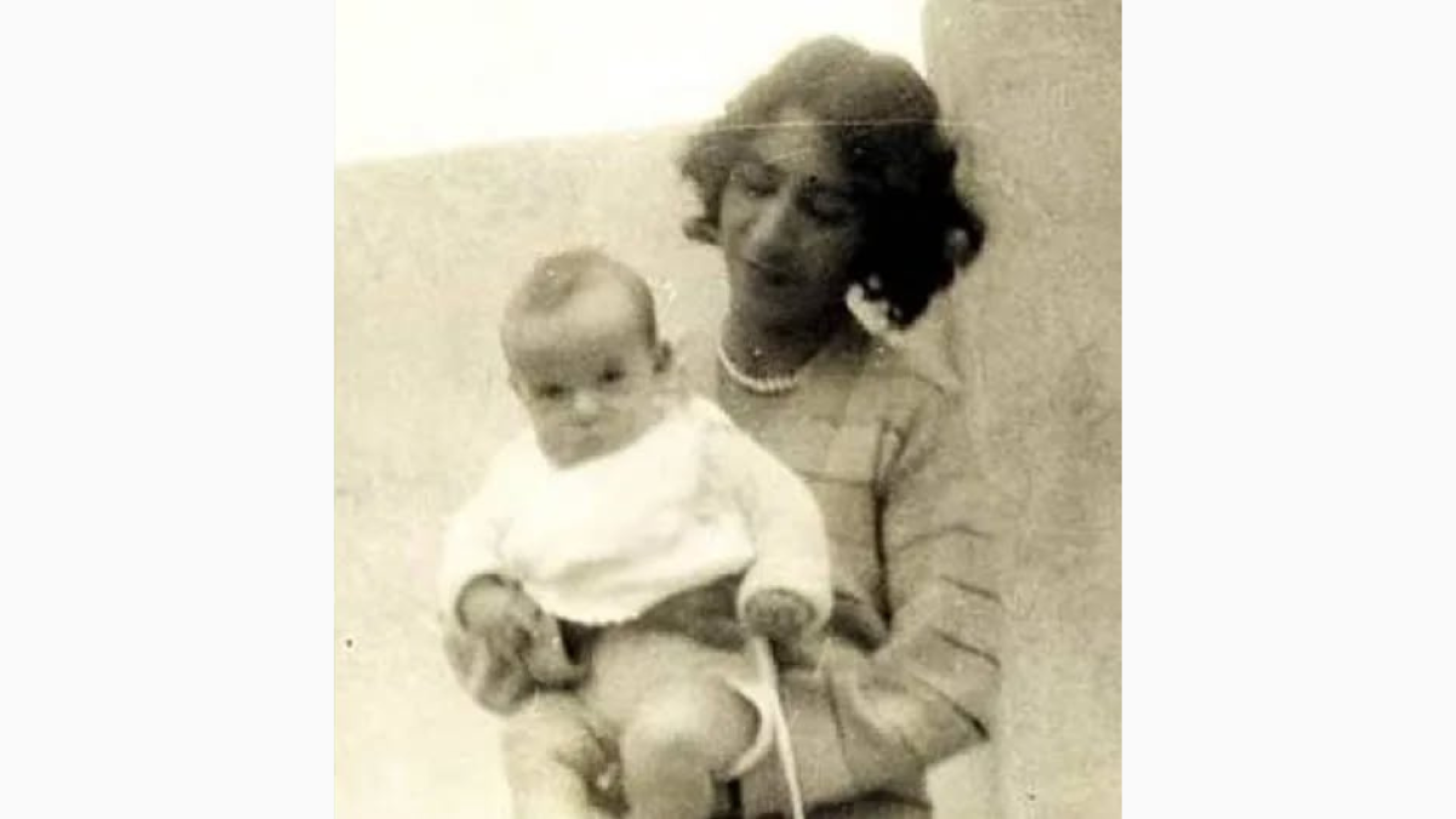 Elsa Bolaños con 'Chespirito' de bebé.png