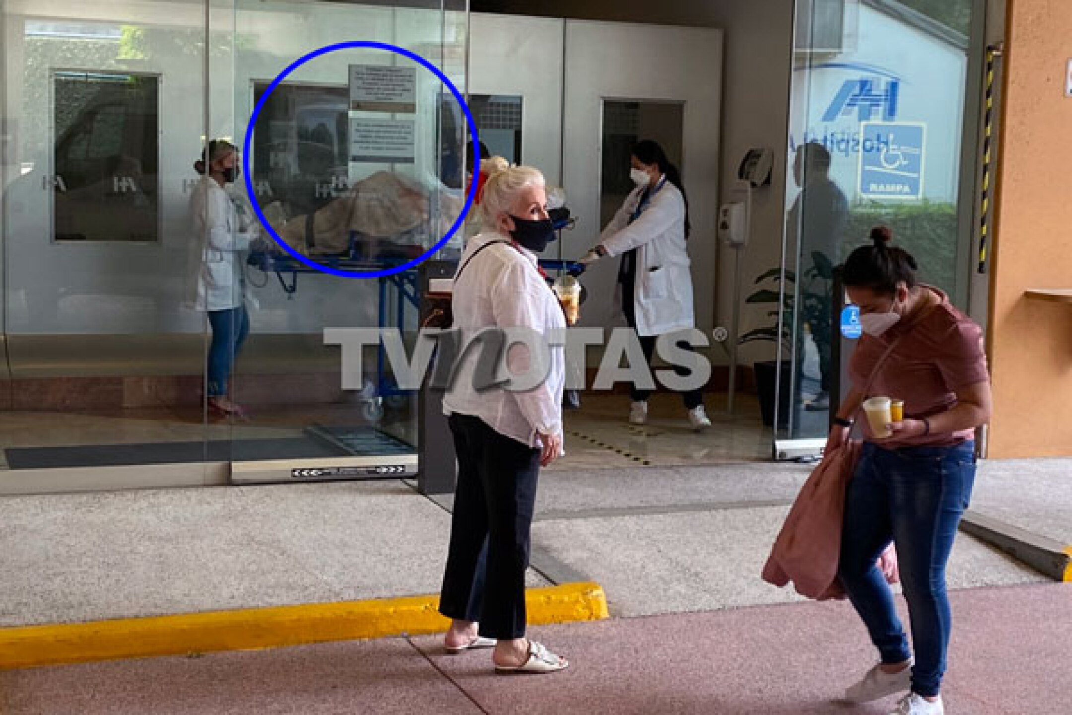 eva mange thalía laura zapata sale del hospital