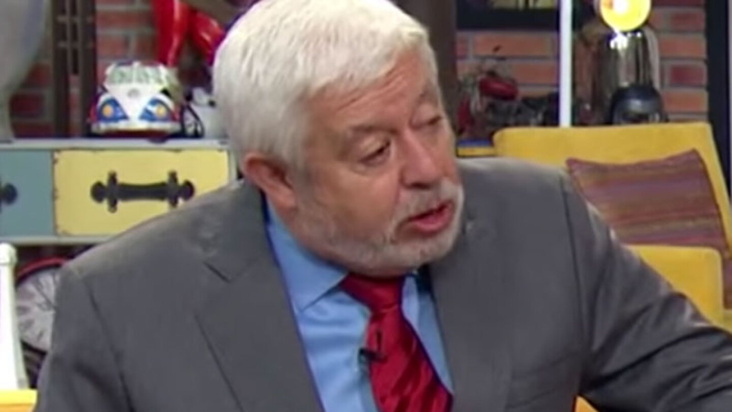 El periodista de 65 años se convirtió en tendencia debido a su candente accidente que dejó al descubierto sus "encantos".