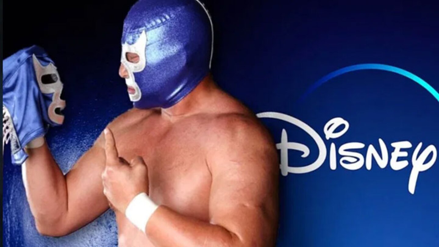 El hijo del luchador Blue Demon busca honrar la memoria y el deporte de su padre protagonizando una serie para niños.