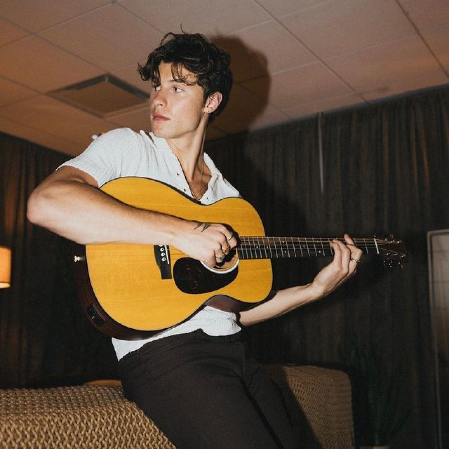 ¿Nuevo romance? Shawn Mendes es captado en las calles con una misteriosa mujer de 50 años