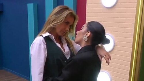 Sabine Moussier y Karime Pindter beso en La casa de los famosos México