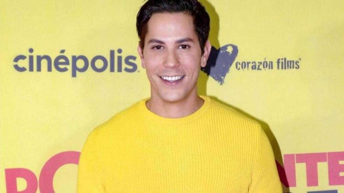 Christian Chávez se luce con un sueter al estilo crop top