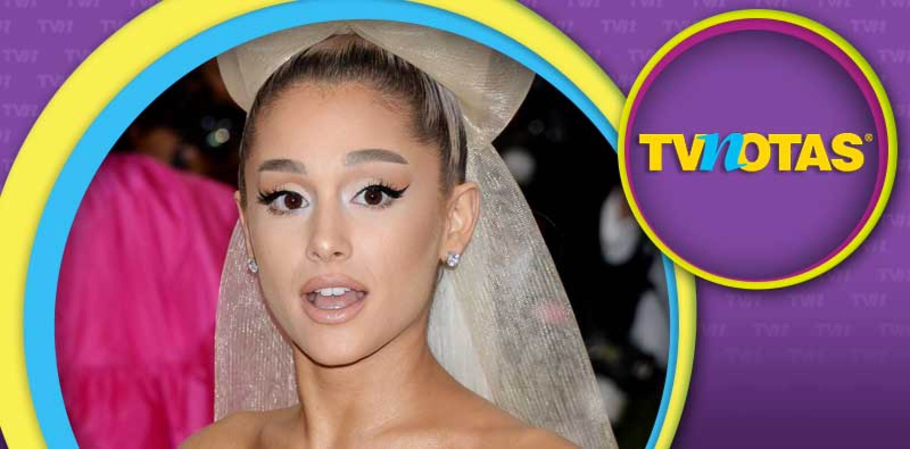 Ariana Grande se tatúa sin darse cuanta de su garrafal error ortográfico.