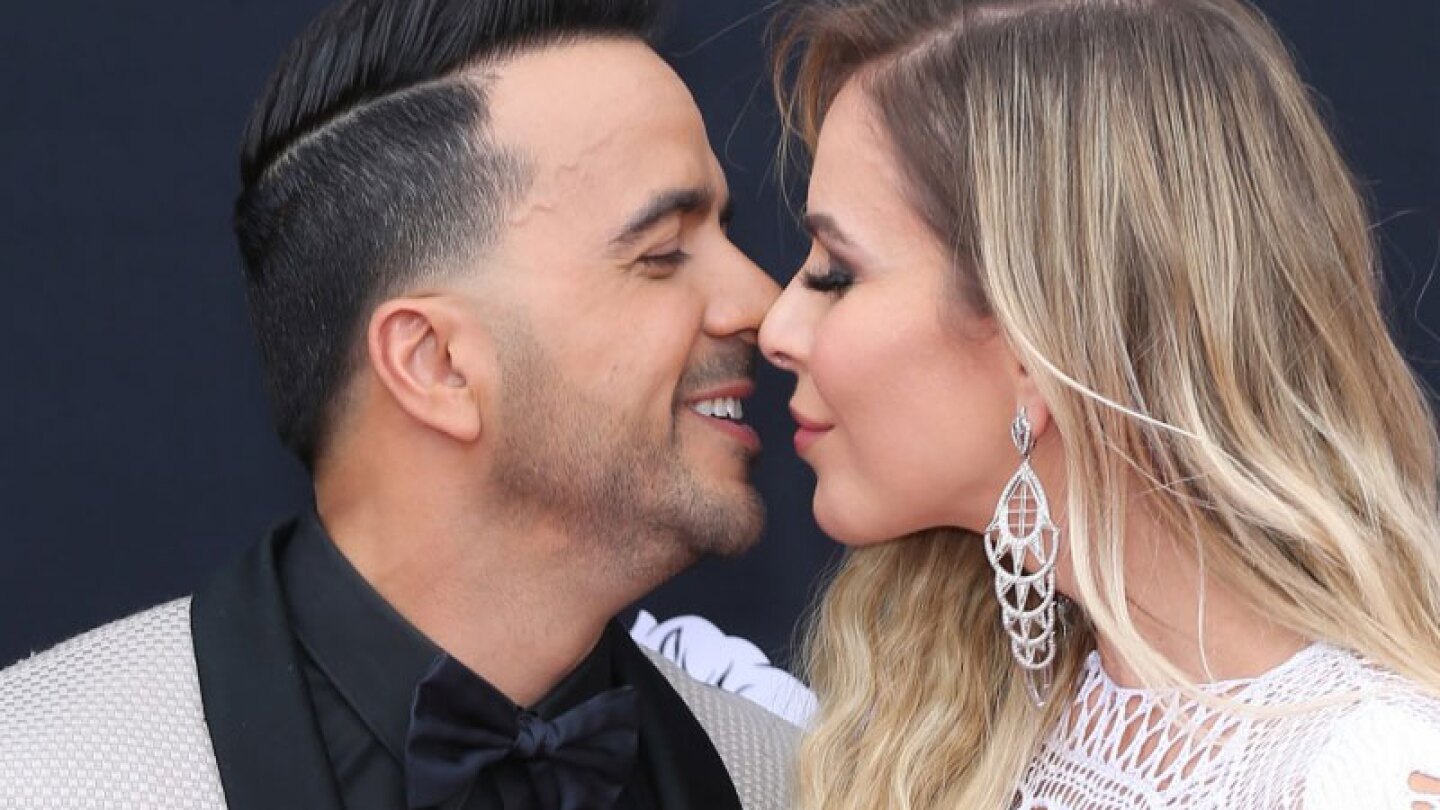 Luis Fonsi y su esposa sellan su amor con el mismo tatuaje