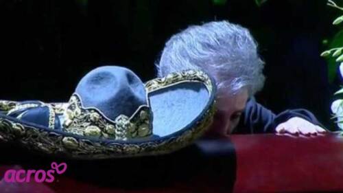 Cuquita su amada esposa de Vicente Fernández besó el féretro