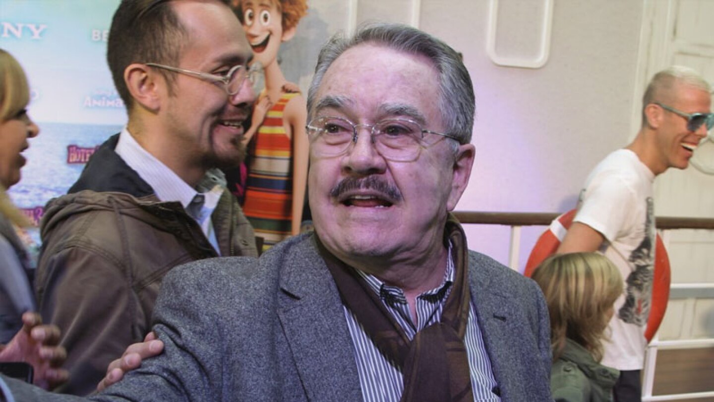 Sin embargo sabe que se lo debe a su chamba y convive con ellos.