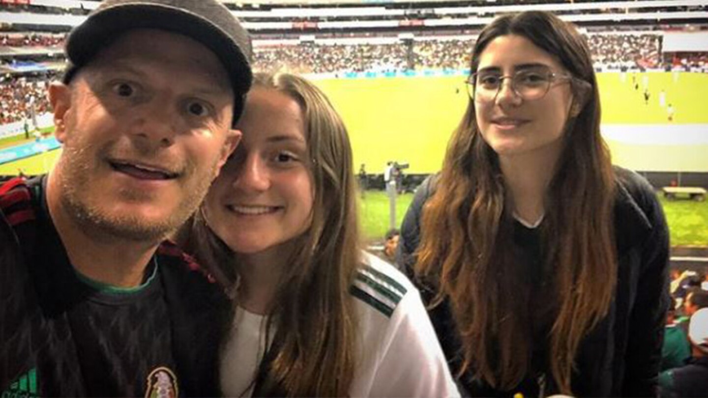 Facundo y sus hijas.
