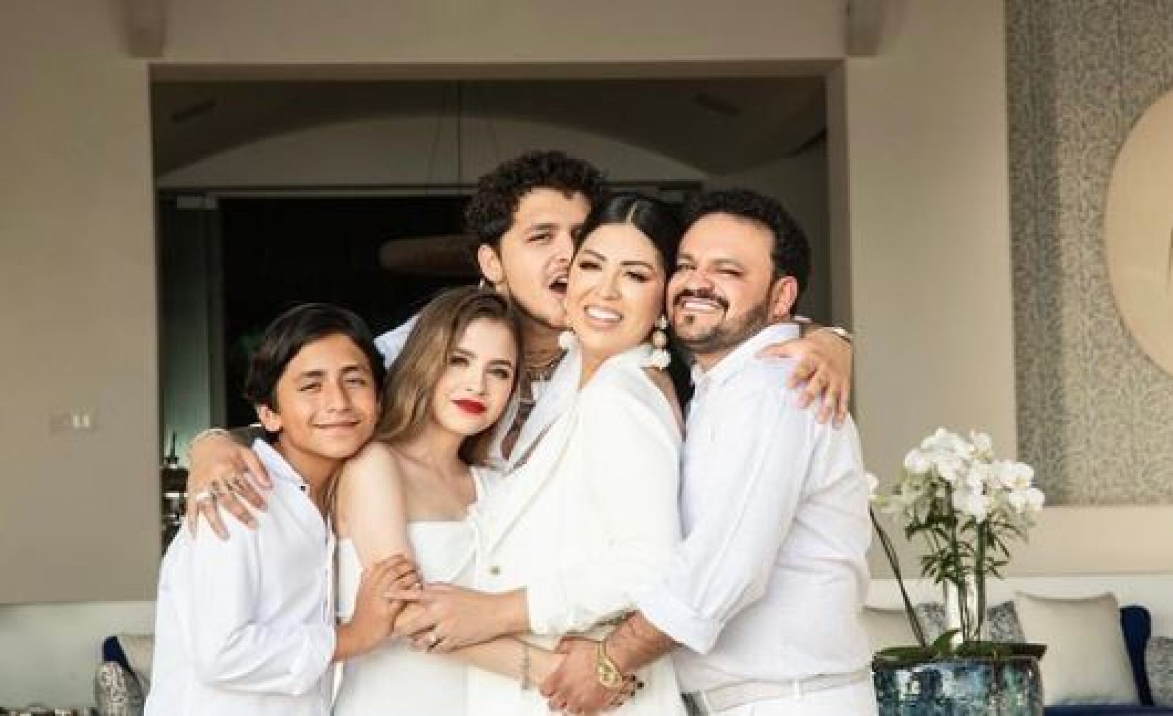 Mamá de Chsritian Nodal se pronuncia tras demanda de Universal