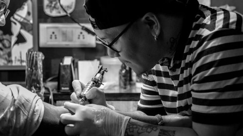 ¡Joven se logra tatuar ‘la voz’ de su abuela fallecida!