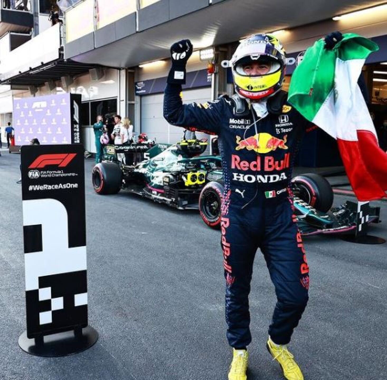 El piloto está feliz.