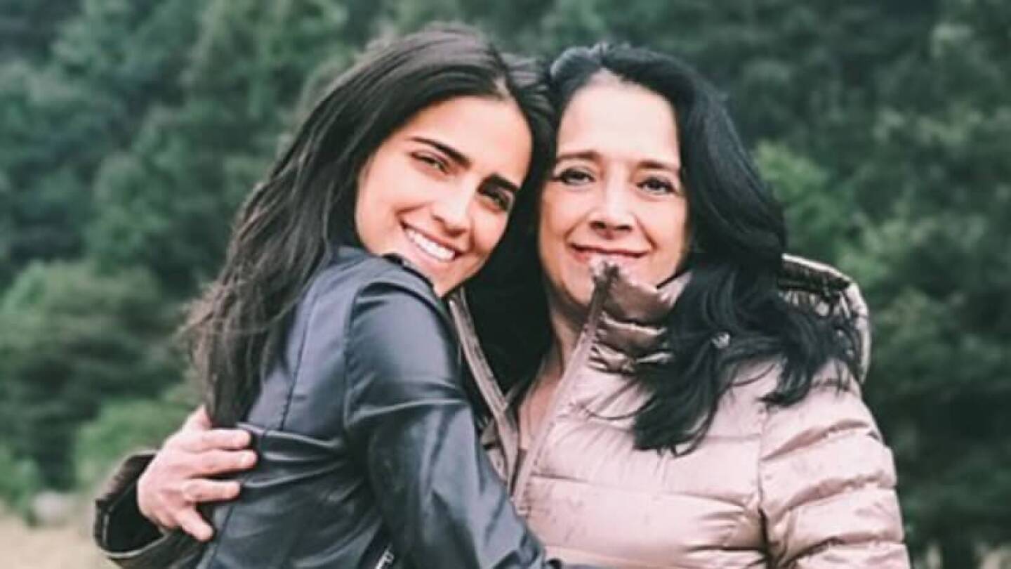 Bárbara de Regil le da tremendo cabezazo a su mamá