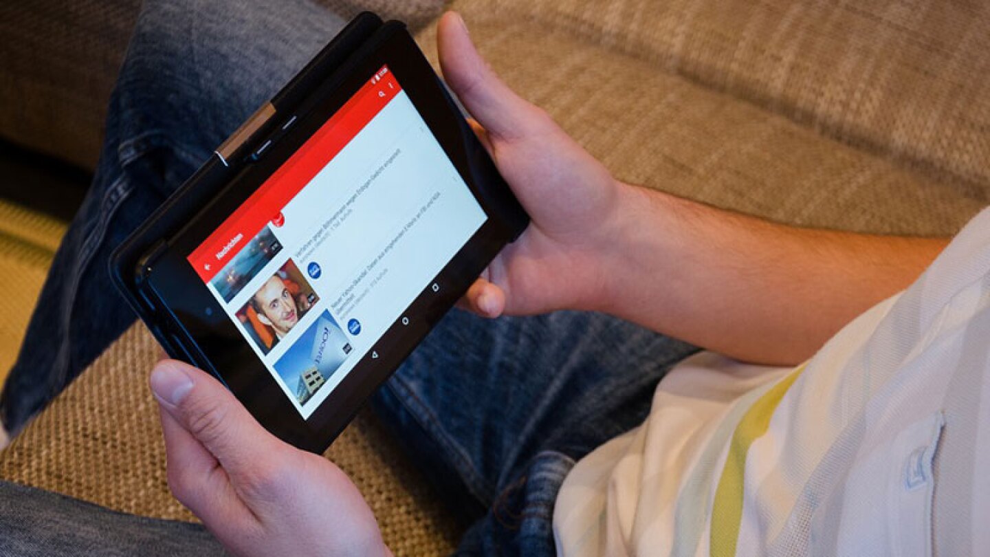 Inocentes retos de niñas en albercas inspiran a red de pederastas en YouTube