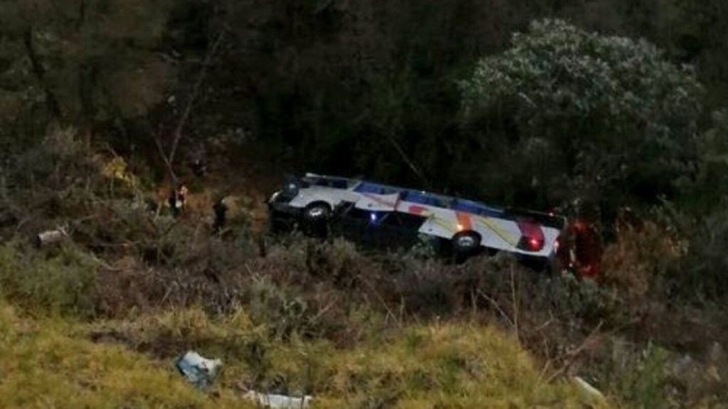 Autobús cae a barranca en la México-Puebla; se reporta un muerto y 17 heridos