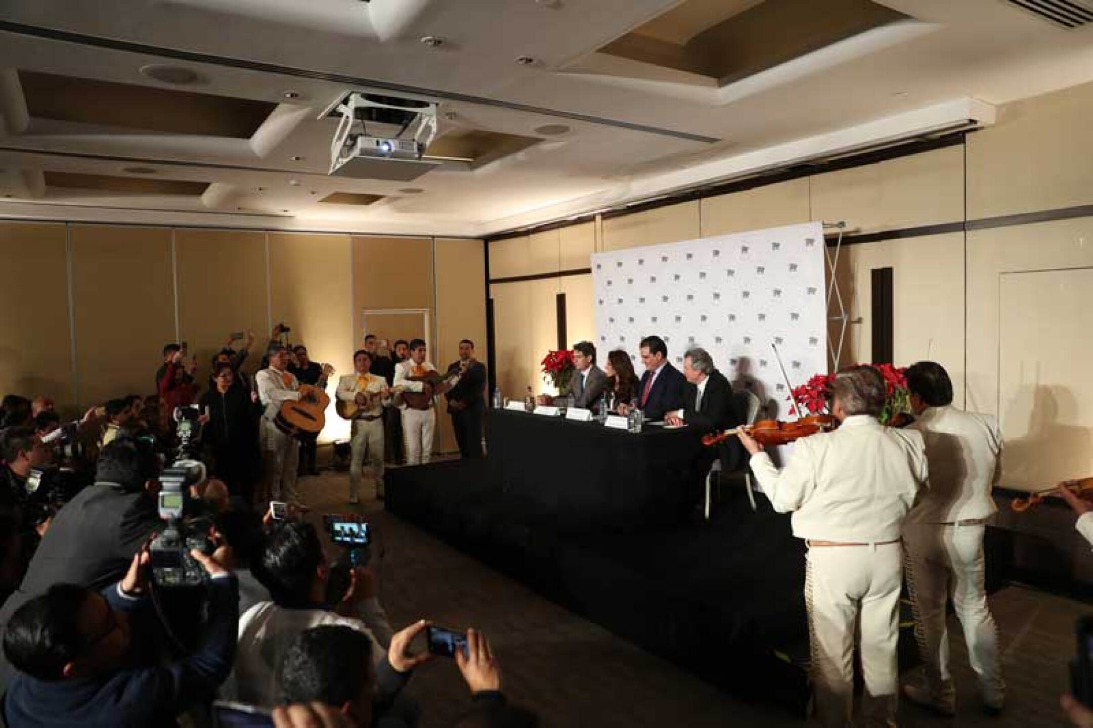 Al final disfrutaron del mariachi que la sorprendió.