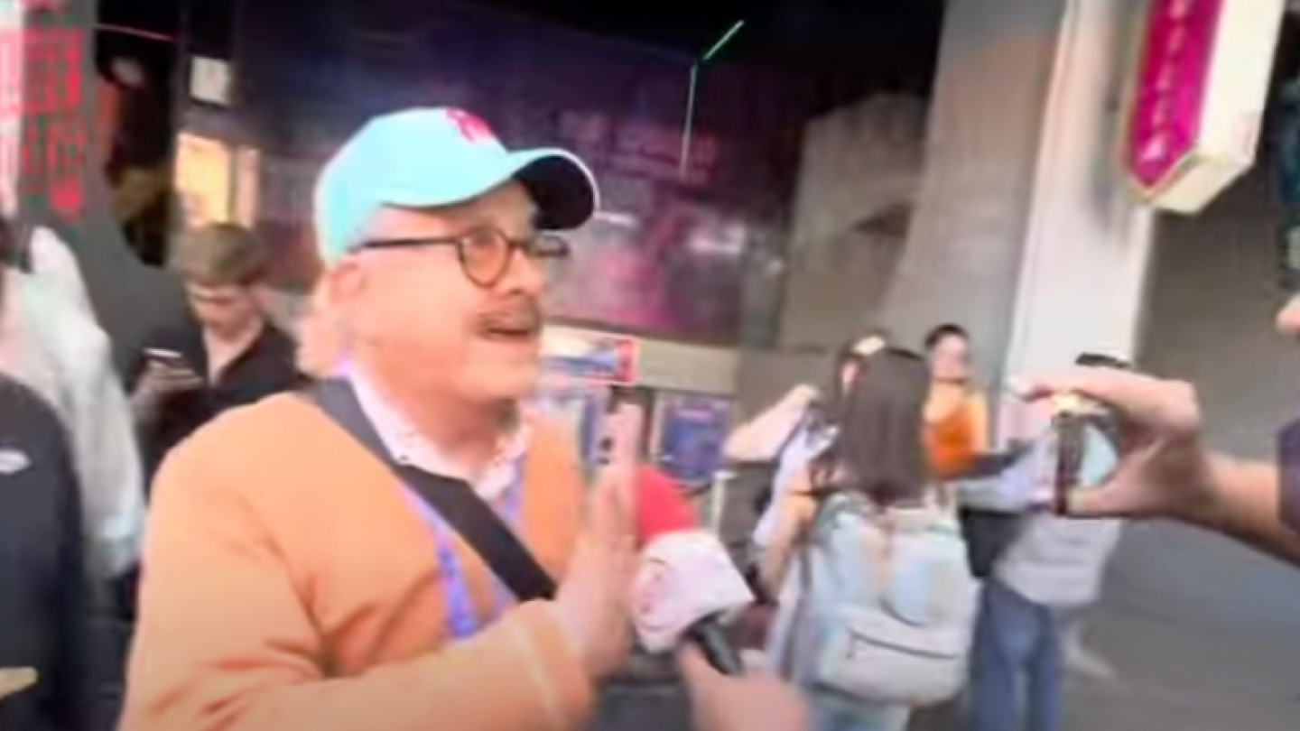 Pedro Sola enfurece y empuja micrófono de reportero: "Déjame en paz"