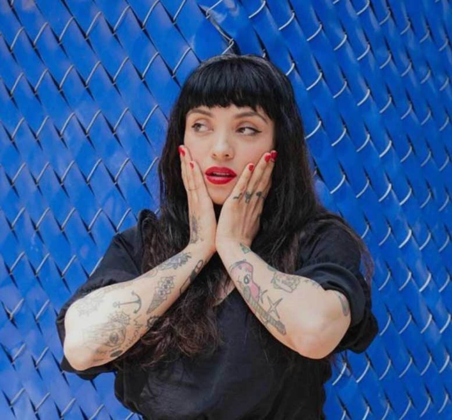 Mon Laferte tuvo que ayudar a su familia desde joven