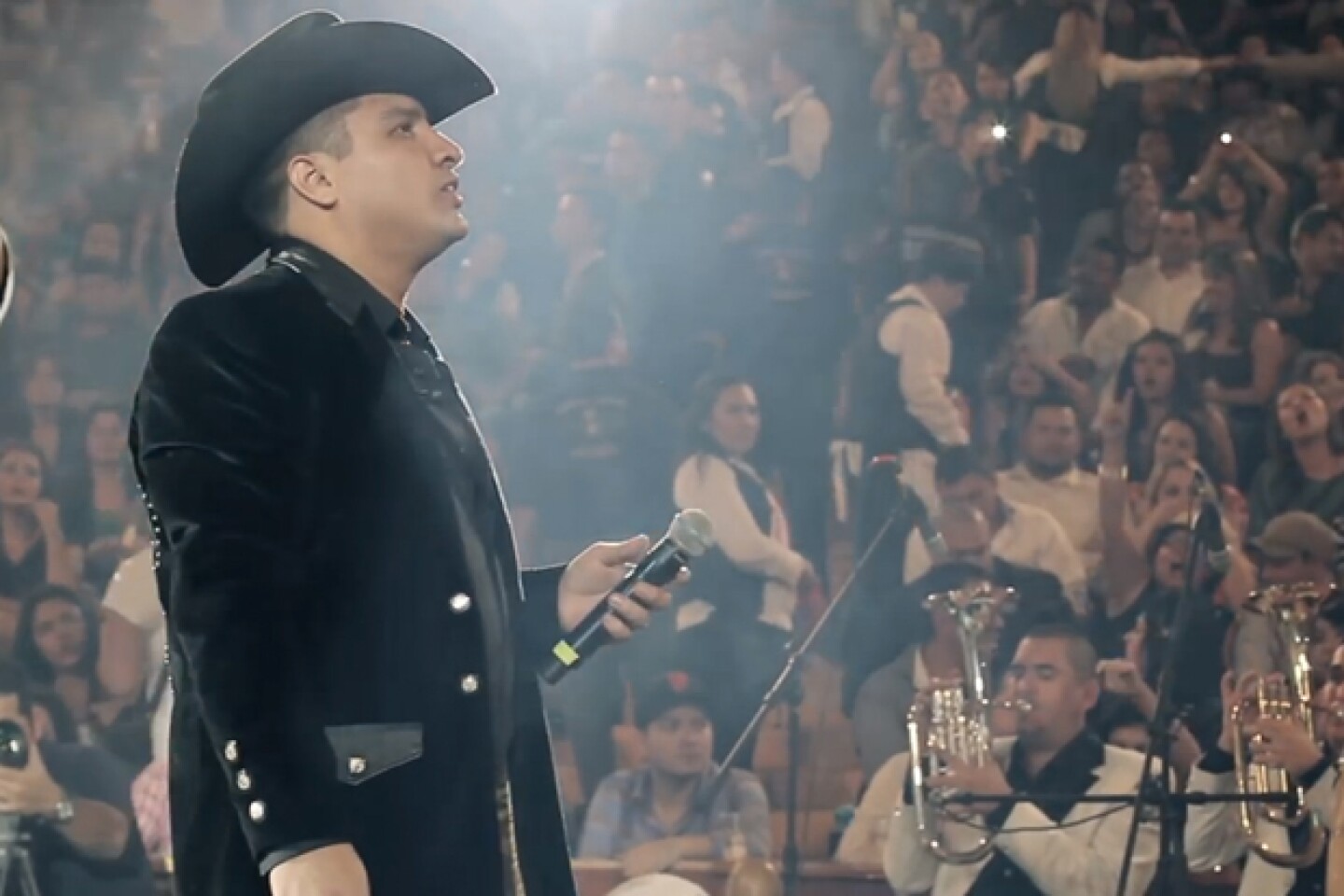 Desde muy pequeño, Julión Álvarez cantaba en los festivales escolares.