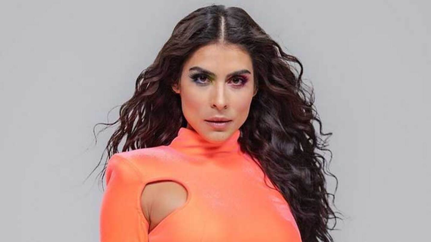 María León le cantó al ex de una fan