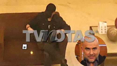 Con profundo dolor, así captamos a Héctor Suárez Gomís recogiendo las cenizas de su madre