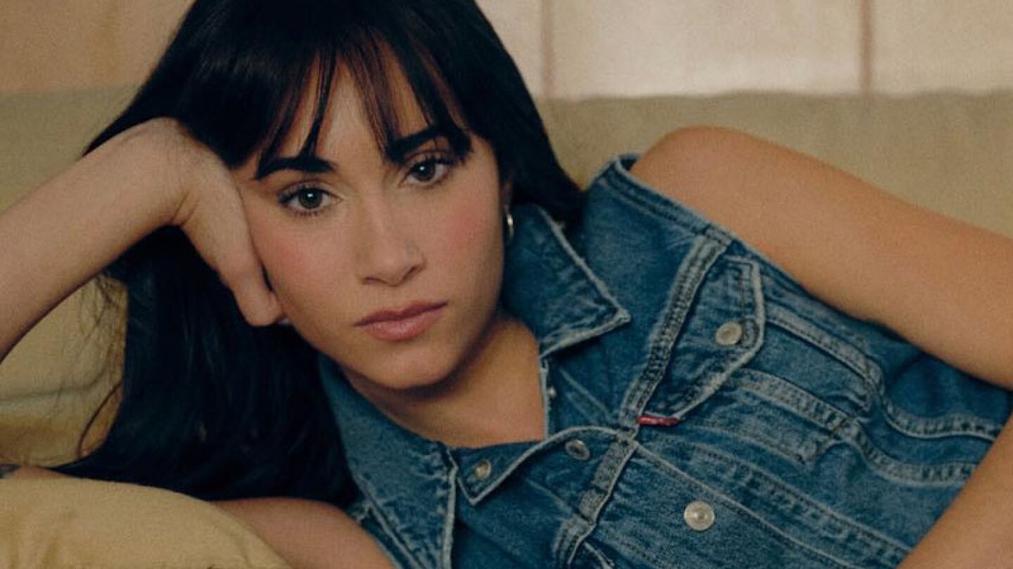 Aitana con chaleco de jeans y foto vintage