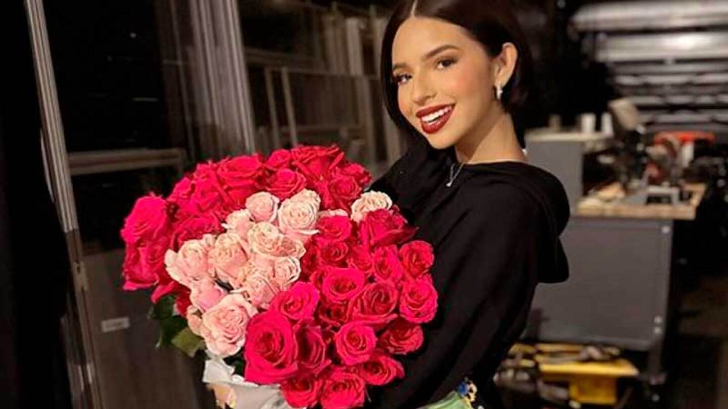 Ángela Aguilar recibe enorme ramo de rosas de fan en pleno escenario y en redes se burlan