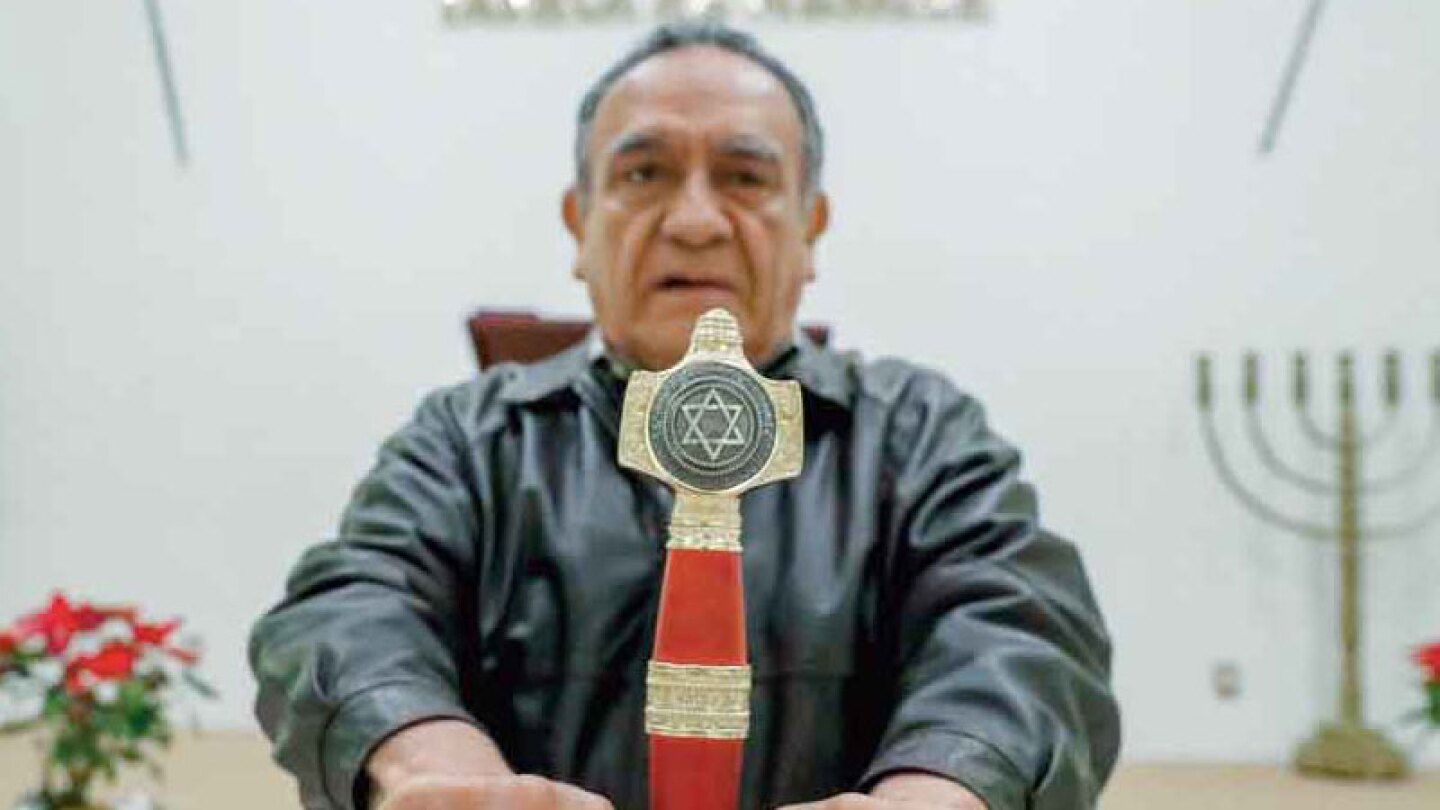 DON HUGO ES PASTOR Y DESDE HACE 36 AÑOS LUCHA CONTRA EL MAL