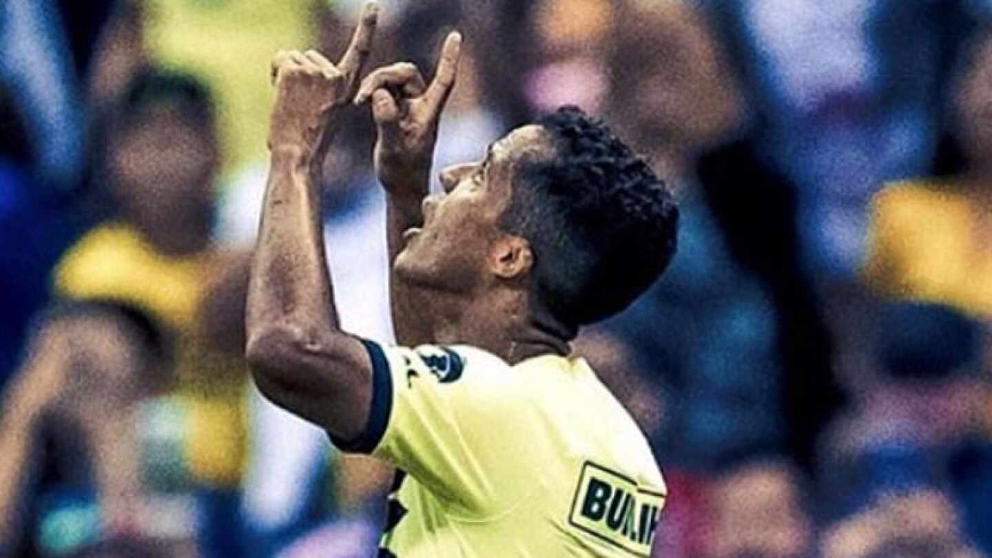 El futbolista abandonó el partido con lágrimas en los ojos, pues de una patada le abrieron el muslo derecho.