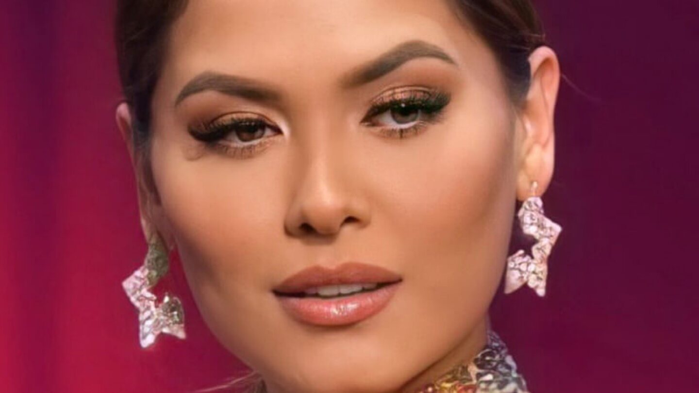 Andrea Meza sorprende con su talento como cantante