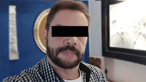 Héctor N con fondo azul y cintillo negro