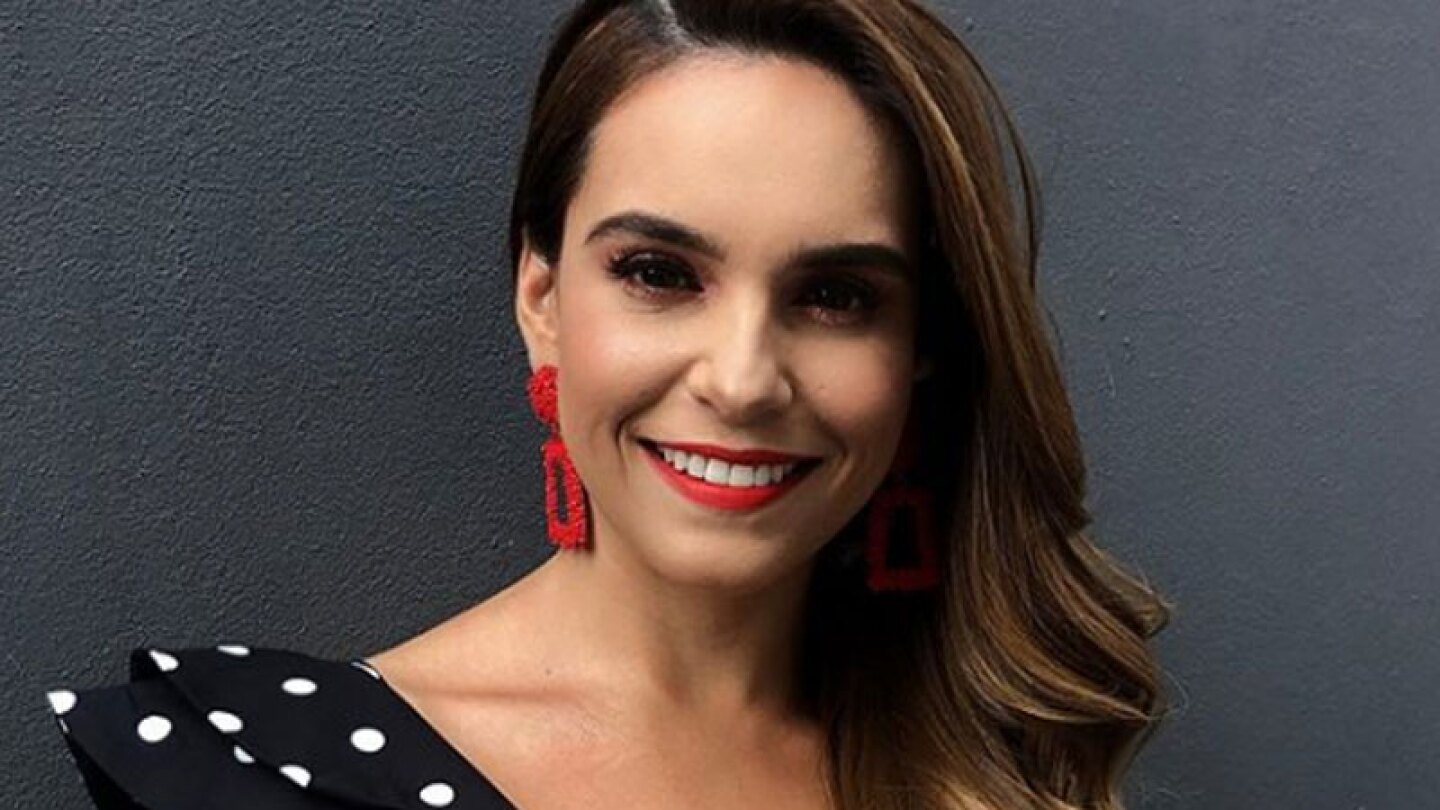 Tania Rincón hace sentadillas sin tanga y en leggings embarrados