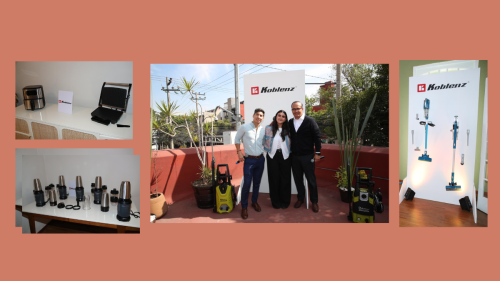 Rubén Lara y Jaime Martínez durante la presentación de la Casa Koblenz, mostrando los últimos modelos de aspiradoras y electrodomésticos.