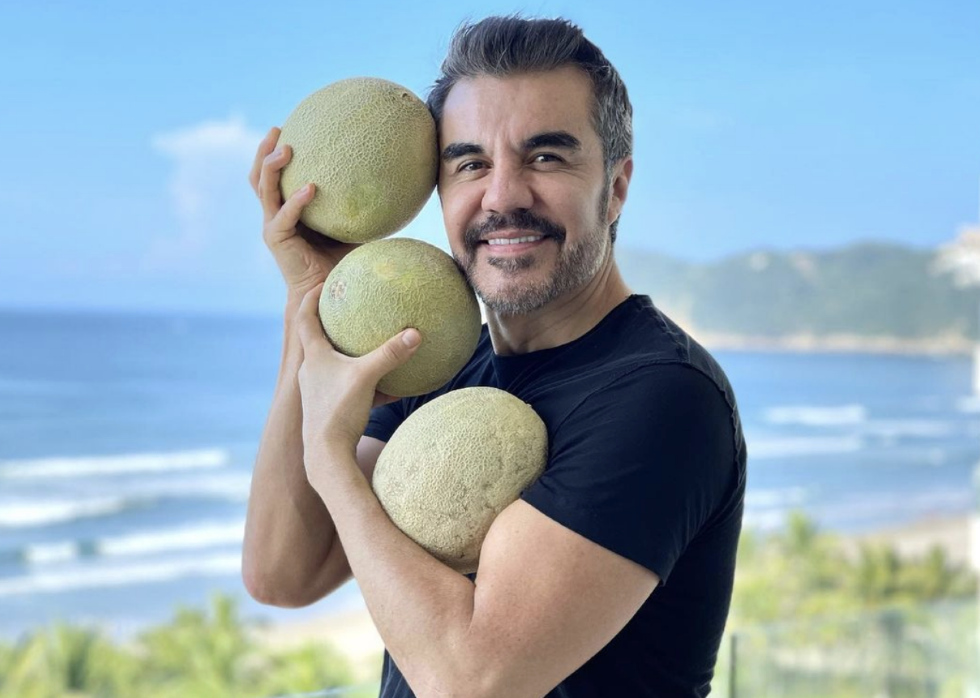 Adrián Uribe podría lanzarse a la política