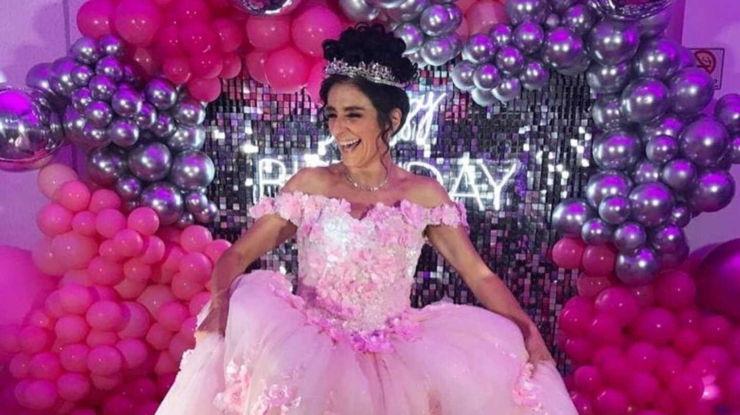 Bárbara Torres vestida de XV años, en cu cumpleaños 54