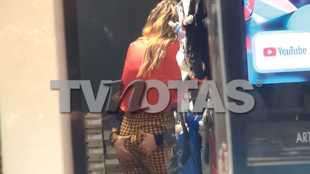 Jay de la Cueva y su novia se van de shopping y aprovecharon un rinconcito ¡para echar pasión!
