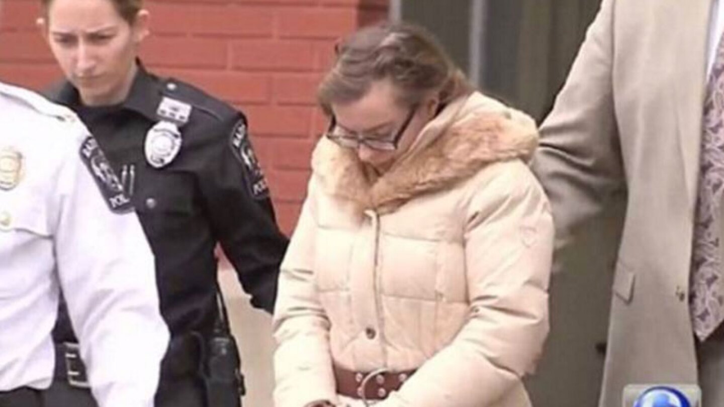 Arrestan a maestra que tuvo intimidad con alumna de 16 años