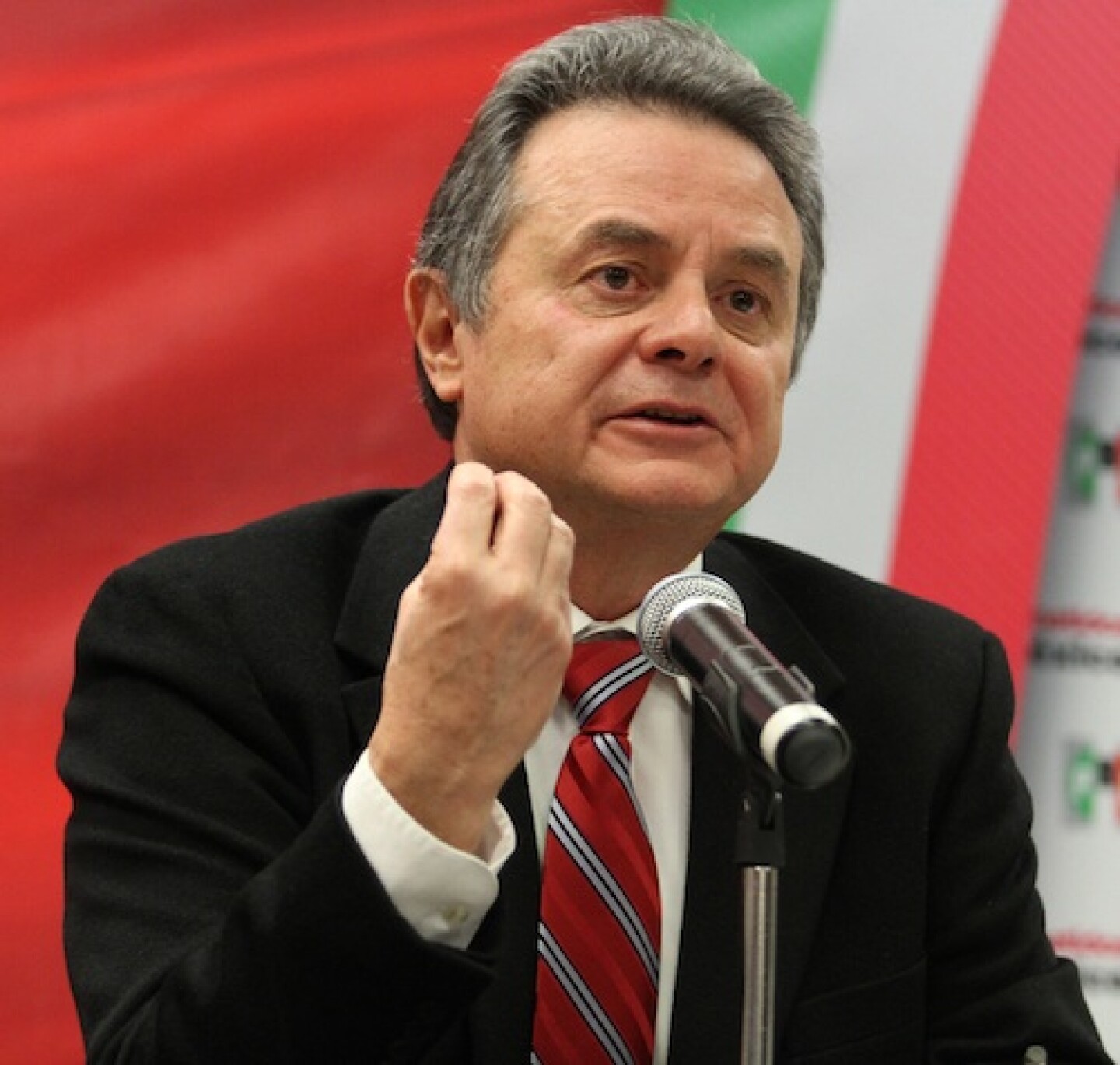 Joaquín Coldwell presenta renuncia oficial como presidente del PRI