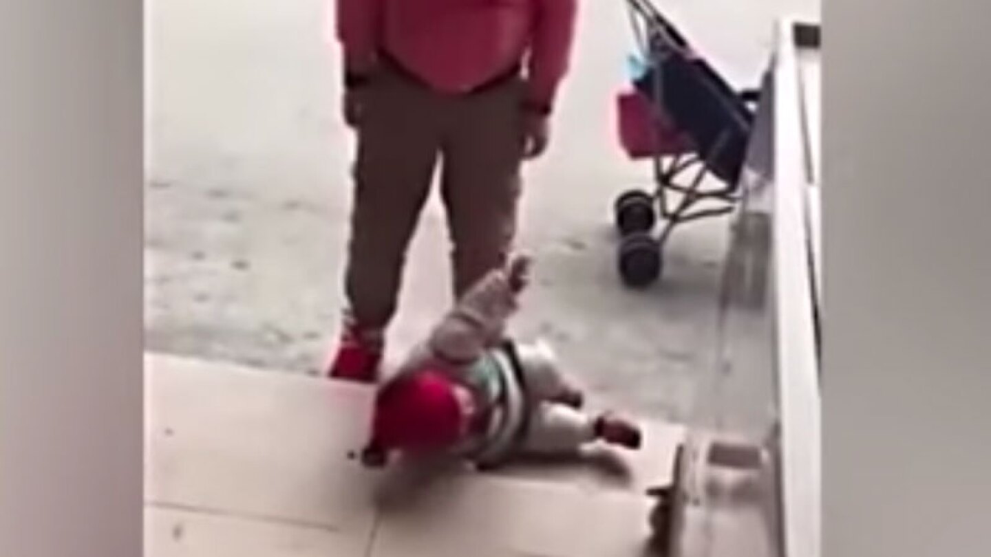 Consterna video extremo de mujer pateando a su bebé ¡con todas sus fuerzas!