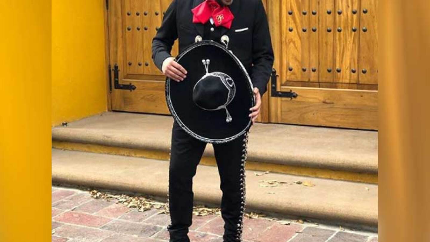 El cantante optó por esta canción por el éxito que ha tenido tras la serie de Luis Miguel.